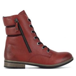 Botki Rieker. Czerwone botki damskie Rieker, bez obcasa, na płaskiej podeszwie, bez zapięcia. Za 265.99 zł.
