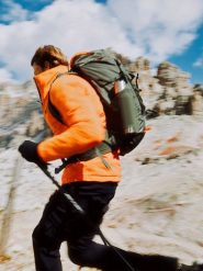 4F Kurtka puchowa trekkingowa z wypełnieniem syntetycznym męska - czerwona XXL. Czerwone kurtki męskie 4f, m, bez wzorów, z materiału, bez kaptura. Za 499.99 zł.