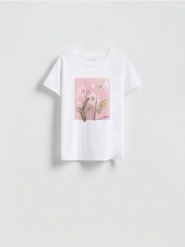 T-shirt z nadrukiem - biały. Białe t-shirty damskie Reserved, l, bez wzorów, z bawełny, bez kołnierzyka. W wyprzedaży za 39.99 zł.