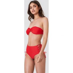 NA-KD Swimwear Dół bikini ze sznurowaniem - Red. Bikini damskie marki NA-KD Swimwear. W wyprzedaży za 21.88 zł.