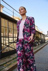 Marynarka w kwiaty granatowa. Żakiety damskie MOODO, bez wzorów, z elastanu. Za 199.99 zł.