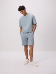 Dresowe szorty regular fit - morski. Zielone szorty męskie Reserved, l, bez wzorów, z bawełny. W wyprzedaży za 59.99 zł.
