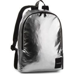 Plecak CALVIN KLEIN - Item Story Backpack K50K504201 067. Szare plecaki damskie Calvin Klein, ze skóry ekologicznej. Za 399.00 zł.