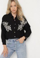 Czarna Koszula Oversize z Wiskozą Zdobiona Kwiatami z Cyrkonii Jaslira. Czarne bluzki damskie Born2be, l, z aplikacjami, z jeansu, eleganckie, bez kołnierzyka, bez ramiączek. Za 84.99 zł.