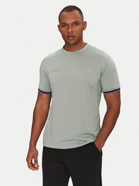 EA7 Emporio Armani Koszulka techniczna 7M000256 AF13537 U9024 Zielony Regular Fit. Zielone koszulki sportowe męskie EA7 Emporio Armani, m, bez wzorów, z syntetyku, bez kołnierzyka, bez ramiączek, do piłki nożnej. Za 209.99 zł.