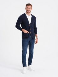 Męski dzianinowy kardigan z kieszeniami i ozdobnymi guzikami – granatowy V3 - Rozmiar: M. Niebieskie kardigany męskie Ombre Clothing, m, z aplikacjami, z bawełny, casualowe. W wyprzedaży za 49.99 zł.