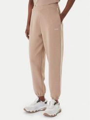 Guess Spodnie dresowe V6GB02 K2915 Beżowy Regular Fit. Brązowe spodnie dresowe damskie Guess, s, z aplikacjami, z dresówki. Za 394.99 zł.