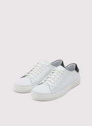 PAKO LORENTE – Skórzane białe sneakersy męskie z czarną wstawką. Białe buty sportowe męskie Pako Lorente, ze skóry, bez zapięcia. Za 249.99 zł.