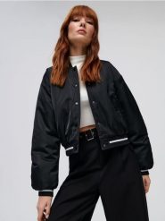 Kurtka bomberka oversize - czarny. Czarne kurtki damskie Sinsay, l, bez wzorów, bez kaptura. Za 99.99 zł.