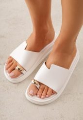 Białe Klapki Japonki Ozdobione Aplikacją na Palcu Noevianna. Białe klapki damskie Renee, z aplikacjami, z jeansu, bez obcasa, na płaskiej podeszwie. Za 79.99 zł.