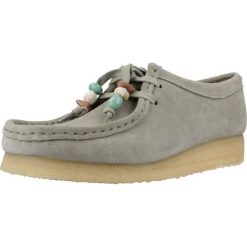 Buty CLARKS WALLABEE Zielony. Zielone obuwie sportowe damskie Clarks, bez wzorów, z materiału, na fitness i siłownię. Za 500.99 zł.