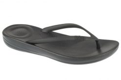 Klapki damskie FitFlop Iqushion Ergonomic TPU. Czarne klapki damskie Flip Flop, bez wzorów, z materiału, bez obcasa. Za 213.00 zł.