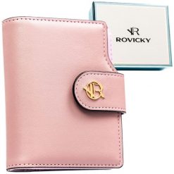 Portfel damski ze skóry ekologicznej w różowym kolorze, wyposażony w system RFID - Rovicky. Czerwone portfele damskie ROVICKY, bez wzorów, ze skóry ekologicznej. Za 89.99 zł.