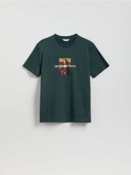 T-shirt regular z nadrukiem - ciemnozielony. Zielone t-shirty męskie Reserved, l, bez wzorów, z bawełny, bez kołnierzyka. W wyprzedaży za 29.99 zł.