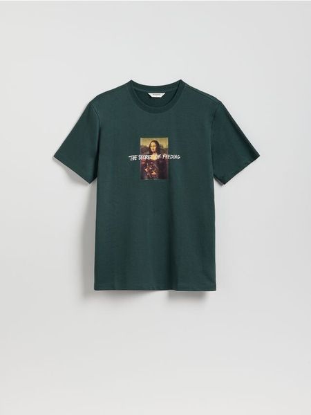 T-shirt regular z nadrukiem - ciemnozielony. Zielone t-shirty męskie Reserved, l, bez wzorów, z bawełny, bez kołnierzyka. W wyprzedaży za 29.99 zł.