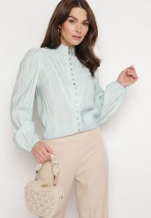 Jasnoniebieska Koszula w Stylu Retro ze Stójką i Koronkowymi Lamówkami Holora. Niebieskie bluzki damskie Born2be, l, bez wzorów, z koronki, retro, bez kołnierzyka, bez ramiączek. Za 64.99 zł.