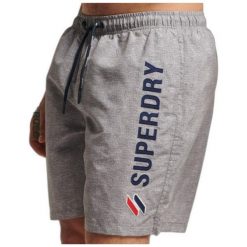 Spodenki kąpielowe męskie SUPERDRY CODE APLLQUE 19INCH. Szare kąpielówki męskie Superdry., m, bez wzorów, z poliesteru. W wyprzedaży za 115.00 zł.
