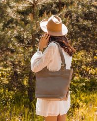 Torebka skórzana damska DAN-A T195B beżowa. Brązowe torebki do ręki damskie DAN-A, bez wzorów, ze skóry, biznesowe, bez dodatków. Za 399.99 zł.