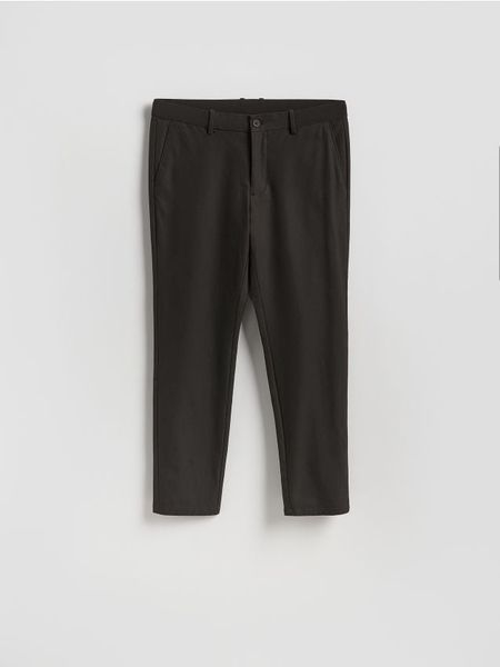 Spodnie chino slim fit - ciemnobrązowy. Brązowe spodnie materiałowe męskie Reserved, bez wzorów, z tkaniny. Za 159.99 zł.