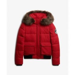 Damska kurtka typu bomber Superdry Everest Ella. Czerwone kurtki damskie Superdry., bez wzorów, bez kaptura. W wyprzedaży za 643.95 zł.