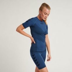 KOSZULKA SPORTOWA T-SHIRT HUMMEL FIRST SEAMLESS DAMSKA. Niebieskie koszulki sportowe damskie Hummel, l, bez wzorów, z materiału, bez kołnierzyka, bez ramiączek, do piłki nożnej. Za 127.50 zł.