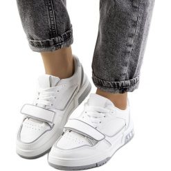 Szare sneakersy damskie Kadie białe. Białe trampki i tenisówki damskie bez wzorów, ze skóry ekologicznej, sportowe, bez zapięcia. Za 83.50 zł.