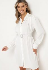 Biała Koszulowa Sukienka Zapinana na Guziki z Materiałowym Paskiem Ozdobiona Cyrkoniami Esantia. Białe sukienki damskie Born2be, na co dzień, l, bez wzorów, z materiału, bez kołnierzyka, bez ramiączek, midi, koszulowe. Za 79.99 zł.