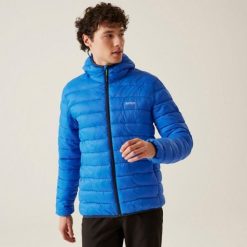 Kurtka turystyczna pikowana męska z kapturem Marizion. Niebieskie kurtki męskie Regatta, m, bez wzorów, z puchu, eleganckie, z kapturem. W wyprzedaży za 323.70 zł.