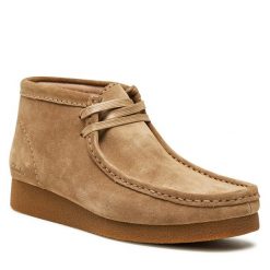 Trzewiki Clarks. Brązowe botki damskie Clarks, bez obcasa, na płaskiej podeszwie, bez zapięcia. Za 519.99 zł.