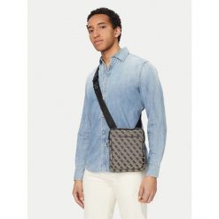 Saszetka Guess. Brązowe saszetki męskie Guess, młodzieżowe, małe. Za 329.99 zł.