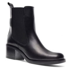Botki GINO ROSSI. Czarne botki damskie Gino Rossi, bez obcasa, na słupku, bez zapięcia. Za 349.99 zł.