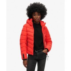 Kurtka pikowana z kapturem z mikrofibry SUPERDRY. Czerwone kurtki damskie Superdry., bez wzorów, z mikrofibry, z kapturem. W wyprzedaży za 321.05 zł.