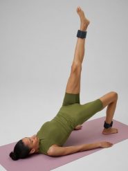 4F Top do jogi slim szybkoschnący damski - oliwkowy M. Brązowe koszulki sportowe damskie 4f, m, bez wzorów, z włókna, klasyczne, bez kołnierzyka. Za 99.99 zł.