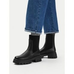 Sztyblety DeeZee. Czarne botki damskie DeeZee, bez obcasa, na płaskiej podeszwie, bez zapięcia. Za 179.99 zł.