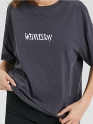Bawełniana koszulka z nadrukiem Wednesday - szary. Szare t-shirty damskie Sinsay, l, bez wzorów, z bawełny, bez kołnierzyka. Za 39.99 zł.