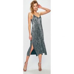 Glamorous - Sukienka. Zielone sukienki damskie Glamorous, m, bez wzorów, z materiału, casualowe, bez kołnierzyka, bez ramiączek. W wyprzedaży za 139.90 zł.