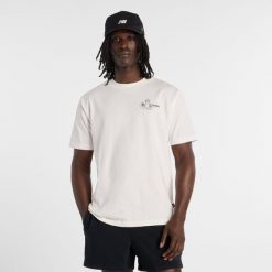 Koszulka męska New Balance MT61J9ICSST – biała. Białe koszulki sportowe męskie New Balance, l, bez wzorów, z dresówki, bez kołnierzyka, bez ramiączek. Za 169.99 zł.