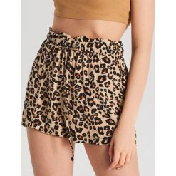 Wzorzyste szorty z wiskozy - Beżowy. Szorty damskie Cropp. Za 59.99 zł.
