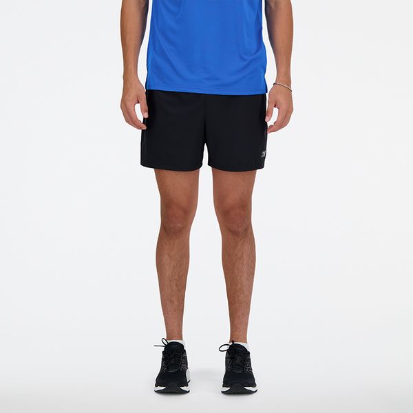 Spodenki męskie New Balance MS41227BK – czarne. Czarne krótkie spodenki sportowe męskie New Balance, m, bez wzorów, z materiału, na fitness i siłownię. Za 159.99 zł.