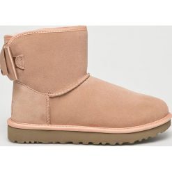 UGG - Śniegowce W Satin Bow Mini. Pomarańczowe kozaki damskie UGG, z materiału, bez obcasa, na obcasie. W wyprzedaży za 799.90 zł.