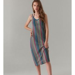 Pleciona midi sukienka - Wielobarwny. Sukienki damskie Mohito. Za 129.99 zł.