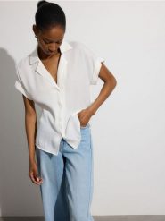 Koszula z dodatkiem wiskozy - złamana biel. Koszule damskie Reserved, l, bez wzorów, z tkaniny, bez kołnierzyka, bez ramiączek. W wyprzedaży za 49.99 zł.