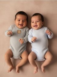 Bawełniane body z długim rękawem 2 pack - szary. Szare body niemowlęce Sinsay, bez wzorów, z bawełny, bez ramiączek. Za 25.99 zł.