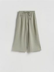 Luźne spodnie z modalem - jasnozielony. Zielone spodnie materiałowe damskie Reserved, l, bez wzorów, z tkaniny. Za 119.99 zł.