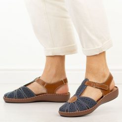 Granatowe skórzane sandały damskie Jezzi 9761. Niebieskie sandały damskie Jezzi, bez wzorów, z materiału, bez obcasa, na płaskiej podeszwie, bez zapięcia. Za 239.00 zł.