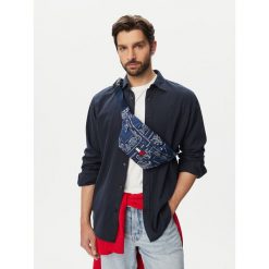 Nerka Tommy Jeans. Niebieskie saszetki męskie Tommy Jeans, z jeansu, młodzieżowe, małe. Za 209.99 zł.