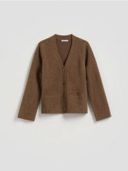 Kardigan z kieszeniami - brązowy. Brązowe kardigany damskie Reserved, l, bez wzorów, z dzianiny. Za 139.99 zł.