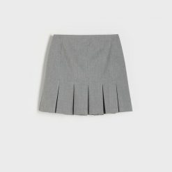 Spódnica z zakładkami - jasnoszary. Szare spódnice damskie Reserved, l, bez wzorów, z tkaniny, dopasowane. W wyprzedaży za 35.99 zł.