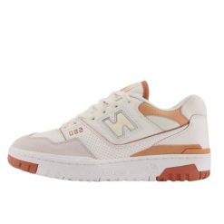 Buty do chodzenia dla dorosłych New Balance 550 White Au Lait. Białe obuwie sportowe damskie New Balance, bez wzorów, z gumy, do koszykówki. Za 773.50 zł.