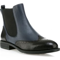 Buty damskie. Czarne botki damskie Wittchen, ze skóry, eleganckie, bez obcasa, bez zapięcia. W wyprzedaży za 259.90 zł.
